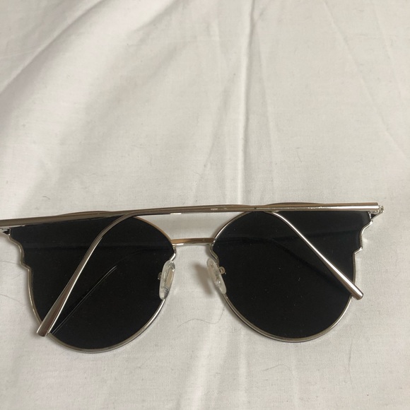 Reflective silver sunglasses - Picture 3 of 5